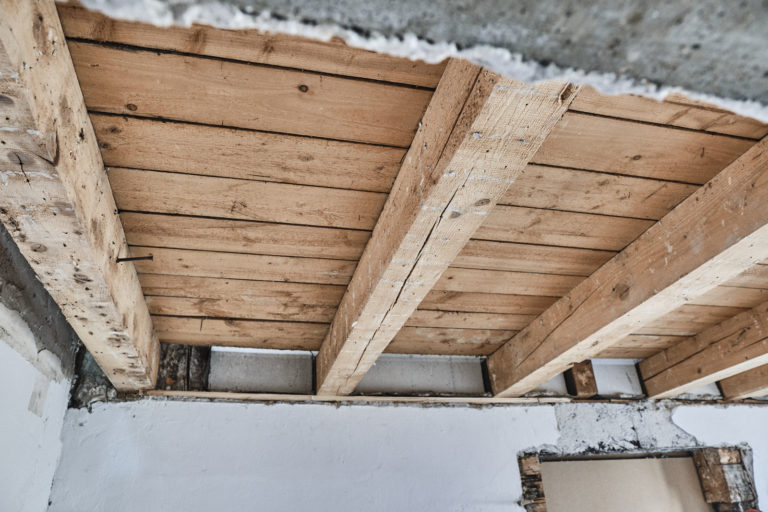 Balken an der Decke schleifen im Obergeschoss - F5LAUFEN