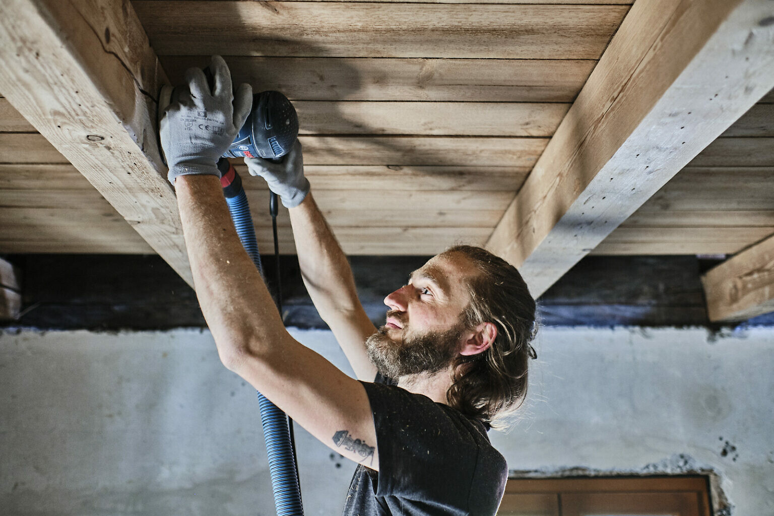 Balken an der Decke schleifen im Obergeschoss - F5LAUFEN